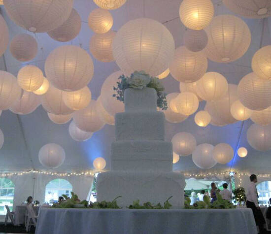 Witte lampionnen voor op uw bruiloft. Door middel van het combineren van verschillende maten witte lampionnen creert u een sprookjes achtige sfeer. 
Huwelijk decoratie