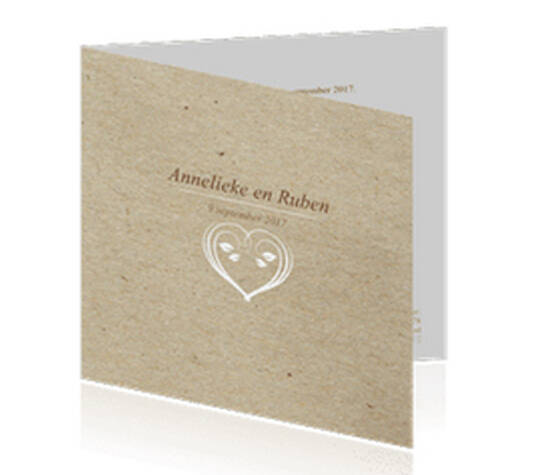 originele trouwkaart in ecolook met een sierlijk wit hartje