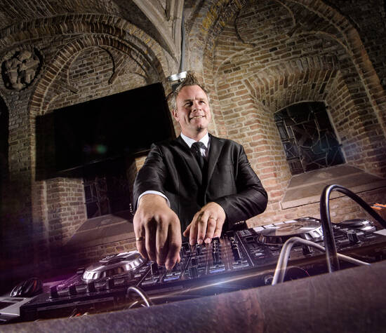 Ambitious DJ Johan in de Burgerzaal van het Stadhuis van Gouda