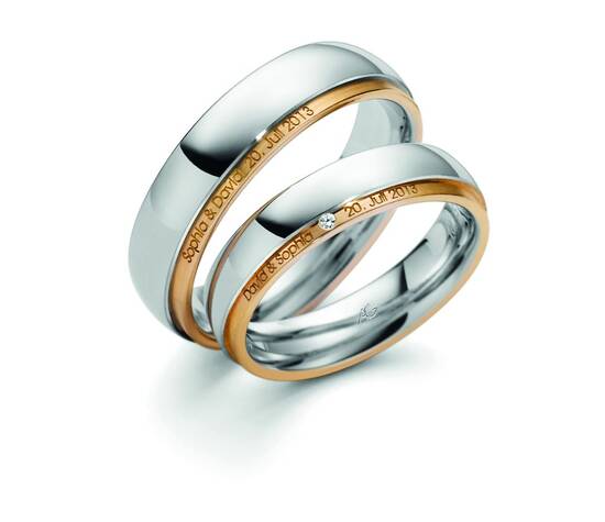 Mooie robuuste ringen in wit met geelgoud gecombineerd. Subtiel en bijzonder detail zijn de gravure van de naam en de datum in de geelgouden buitenrand van ring. Voor de dame natuurlijk ook een diamantje.