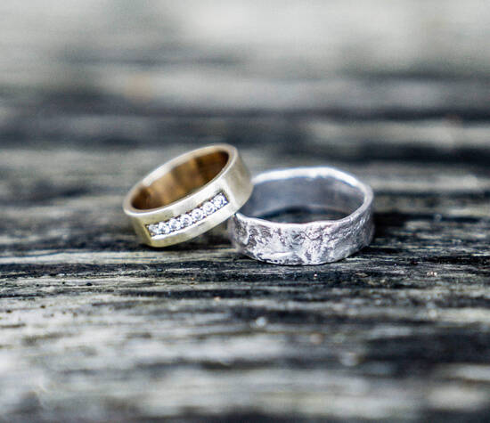 Witgouden organische ring en geelgouden strakke ring met trouwringen set.  Foto: Kelly van Rooijen