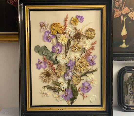 Compositie van bruidsbloemen door mij gedroogd, in een XL vintage frame met een geleefd uiterlijk.